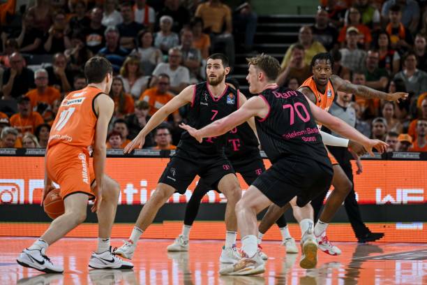 形成了对中 形成了对中