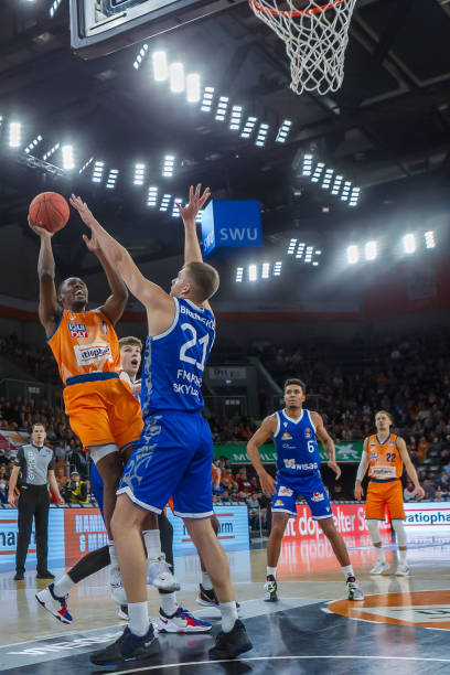 路打下了坚 路打下了坚